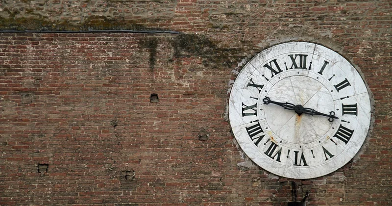 Pourquoi ce vieux tic‑tac revient hanter nos murs