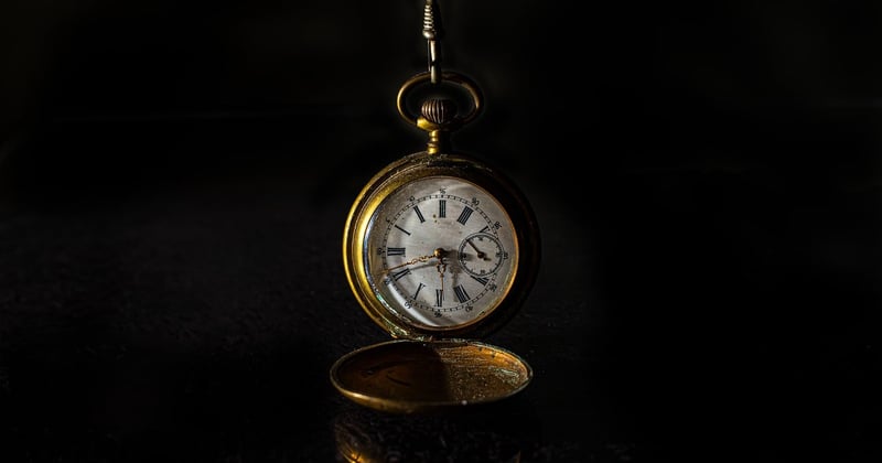 Comment intégrer une horloge murale année 50 dans votre déco en 2026