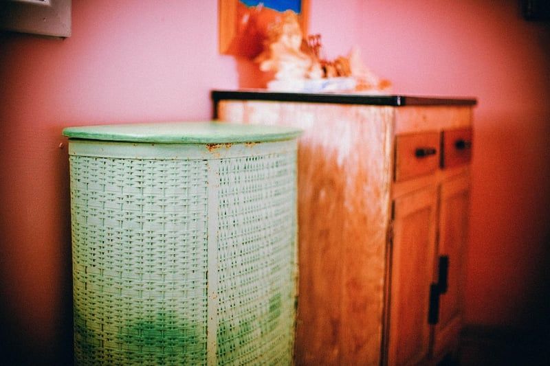 10 idées de rangement salle de bain avec un panier en 2026
