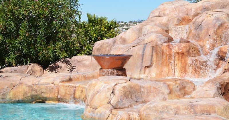Comment cacher une piscine hors sol sans se ruiner ni perdre l'envie de plonger